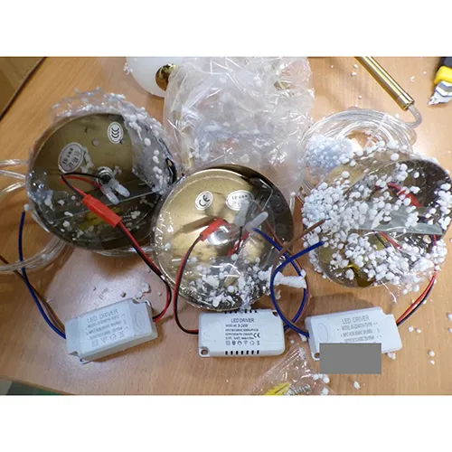 Candelabrul cu LED-uri. Produs vândut online, în special prin intermediul AliExpress.com.