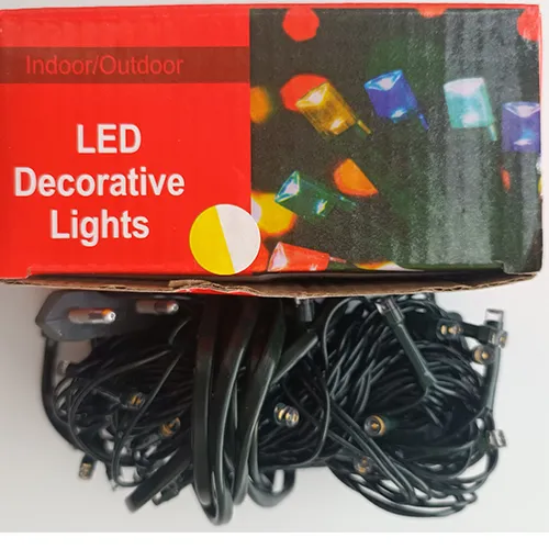 Lanț de iluminat cu 50 de LED-uri neînlocuibile, echipate cu o unitate de control cu opt programe.