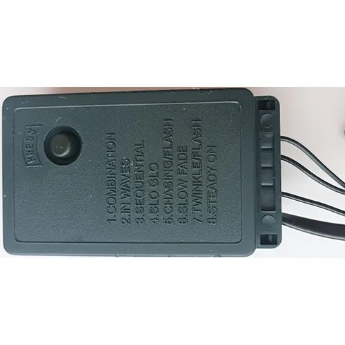 Lanț de iluminat cu 50 de LED-uri neînlocuibile, echipate cu o unitate de control cu opt programe.