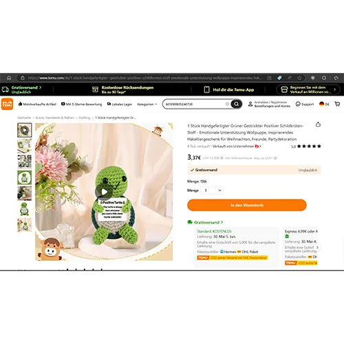 Jucărie moale croșetată în formă de broască țestoasă care ține un semn. Produs vândut online, în special prin TEMU (Identificatorul produsului: 601099805240730).