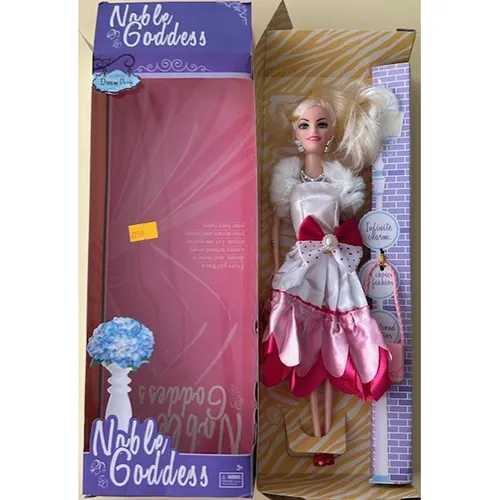 Păpușă din plastic, cu păr în stil coadă de cal și haine în diferite culori, de aproximativ 28 cm înălțime.