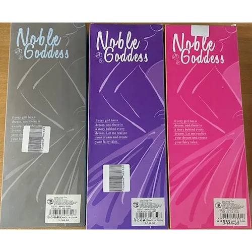 Păpușă din plastic, cu păr în stil coadă de cal și haine în diferite culori, de aproximativ 28 cm înălțime.