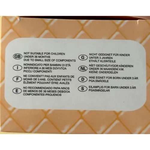 Papusa din plastic, cu parul desfăcut în diferite culori, rochii în diferite culori și capace în diferite culori, de aproximativ 10 cm înălțime.