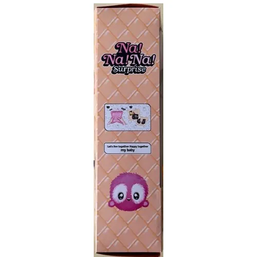 Papusa din plastic, cu parul desfăcut în diferite culori, rochii în diferite culori și capace în diferite culori, de aproximativ 10 cm înălțime.