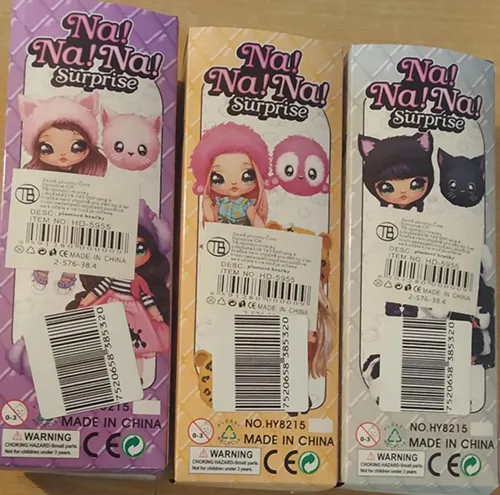 Papusa din plastic, cu parul desfăcut în diferite culori, rochii în diferite culori și capace în diferite culori, de aproximativ 10 cm înălțime.