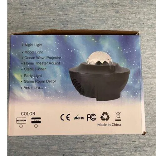 Lumina proiectorului sub forma unei nebuloase galactice în mișcare și a unui cer înstelat. Nebuloasele galactice sunt proiectate printr-o emisferă cristalină transparentă în partea superioară a proiectorului. Produs vândut online, în special prin intermediul Kaufland.de