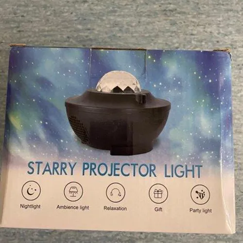 Lumina proiectorului sub forma unei nebuloase galactice în mișcare și a unui cer înstelat. Nebuloasele galactice sunt proiectate printr-o emisferă cristalină transparentă în partea superioară a proiectorului. Produs vândut online, în special prin intermediul Kaufland.de