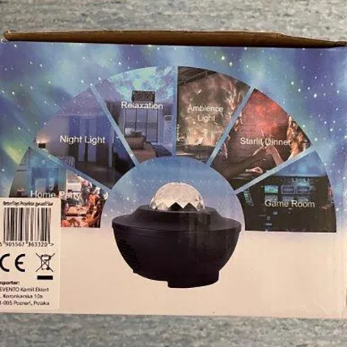 Lumina proiectorului sub forma unei nebuloase galactice în mișcare și a unui cer înstelat. Nebuloasele galactice sunt proiectate printr-o emisferă cristalină transparentă în partea superioară a proiectorului. Produs vândut online, în special prin intermediul Kaufland.de