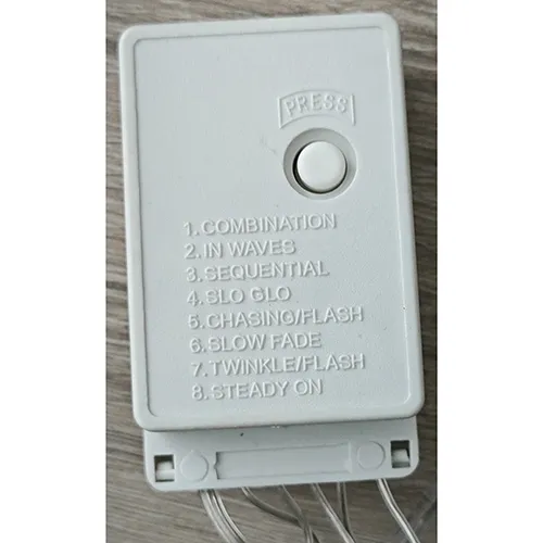 Lanț de iluminat care conține 280 de surse de lumină cu LED-uri neînlocuibile. Produsul include un dispozitiv pentru schimbarea modurilor de iluminare.