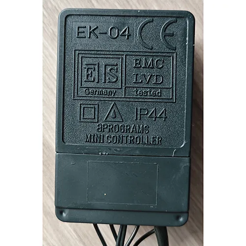 Lanț de iluminat cu 300 de surse de lumină LED neînlocuibile. Produsul include un dispozitiv pentru schimbarea modurilor de iluminare.