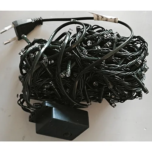 Lanț de iluminat verde conceput pentru interconectare, constând din 200 de surse de lumină cu LED-uri neînlocuibile și un dispozitiv pentru schimbarea modurilor de iluminare.