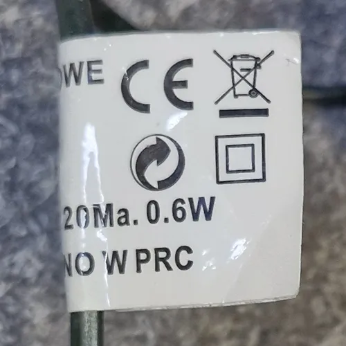 Lanț de iluminat verde conceput pentru interconectare, constând din 200 de surse de lumină cu LED-uri neînlocuibile și un dispozitiv pentru schimbarea modurilor de iluminare.