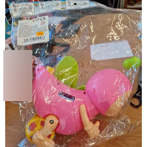 O împingere în formă de albină de-a lungul jucăriei, din material plastic.