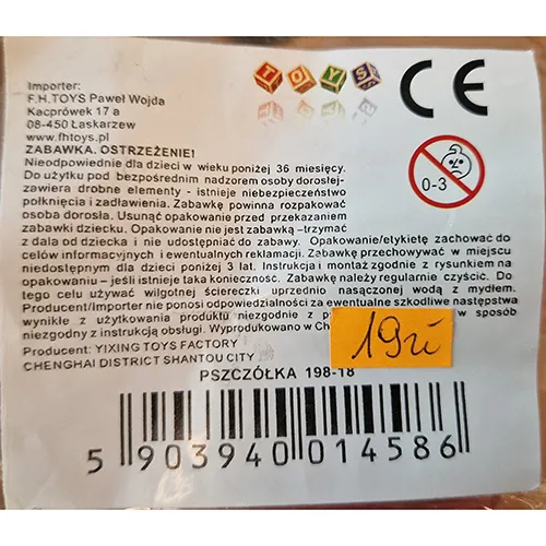 O împingere în formă de albină de-a lungul jucăriei, din material plastic.