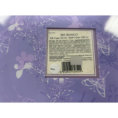 Cutie cadou cosmetice constând dintr-o apă de toaletă (50 ml) și o spumă de baie (200 ml).