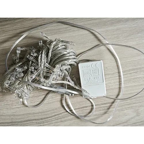 Lanț de iluminat care constă din surse de lumină cu LED-uri ne&icirc;nlocuibile și un dispozitiv pentru schimbarea modurilor de iluminare.