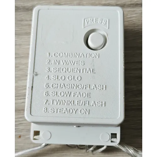 Lanț de iluminat care constă din surse de lumină cu LED-uri ne&icirc;nlocuibile și un dispozitiv pentru schimbarea modurilor de iluminare.