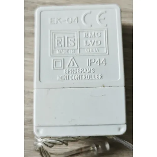 Lanț de iluminat care constă din surse de lumină cu LED-uri ne&icirc;nlocuibile și un dispozitiv pentru schimbarea modurilor de iluminare.