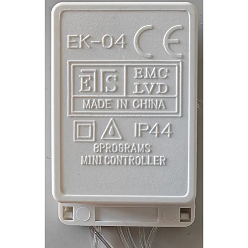 Lanț de iluminat conceput pentru interconectare, care conține surse de lumină cu LED-uri neînlocuibile. Lanțul de iluminat include un dispozitiv pentru schimbarea modurilor de iluminare. Produs vândut online, în special prin intermediul www.kralovstvo-hraciek.sk