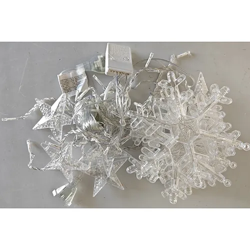 Lanț de iluminat conceput pentru interconectare, care conține surse de lumină cu LED-uri neînlocuibile. Lanțul de iluminat include un dispozitiv pentru schimbarea modurilor de iluminare. Produs vândut online, în special prin intermediul www.kralovstvo-hraciek.sk