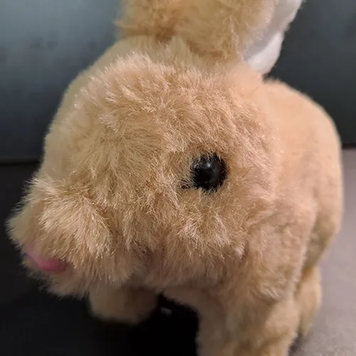 Iepuraș de pluș cu baterii. Produs vândut online, în special prin intermediul Amazon.