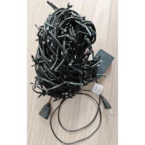 Lanț de iluminat conceput pentru interconectare, care conține 500 de surse de lumină cu LED-uri neînlocuibile și un dispozitiv pentru schimbarea modurilor de iluminare. Produs vândut online, în special prin ledziarovka.eu