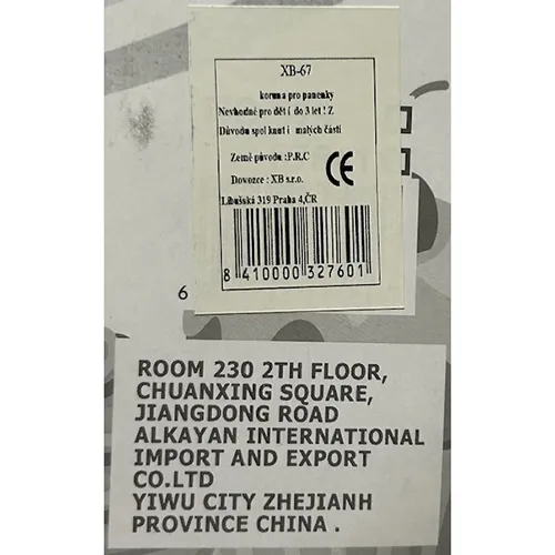 Papusa din plastic cu par blond. Dimensiune de aproximativ 28 cm. Păpușa poartă o rochie scurtă, fără mâneci, în diferite culori. Accesoriile includ scaune roz și accesorii pentru bucătărie, cum ar fi o tigaie, plăci, o sobă și legume.