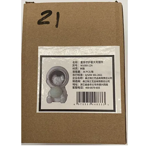 Lampă mică de noapte în formă de cățeluș astronaut.