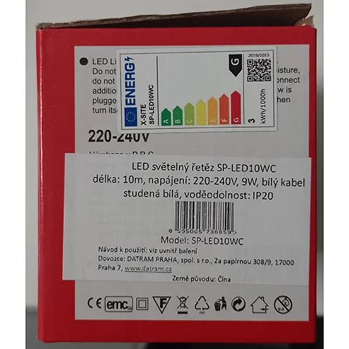 Lanț de iluminat alb format din 100 de surse de lumină cu LED-uri neînlocuibile și un dispozitiv pentru schimbarea modurilor de iluminare.