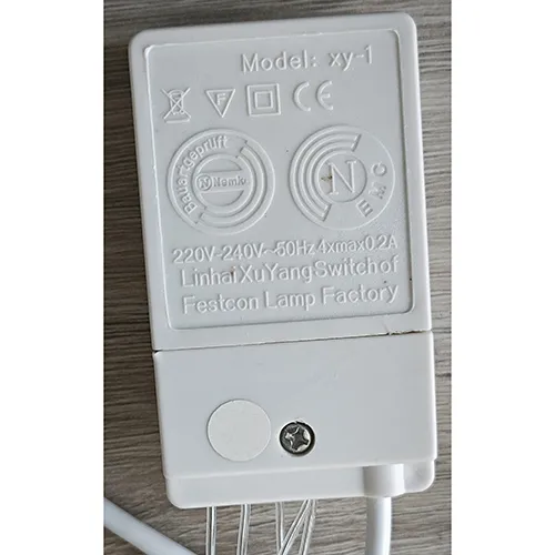 Lanț de iluminat alb format din 100 de surse de lumină cu LED-uri neînlocuibile și un dispozitiv pentru schimbarea modurilor de iluminare.