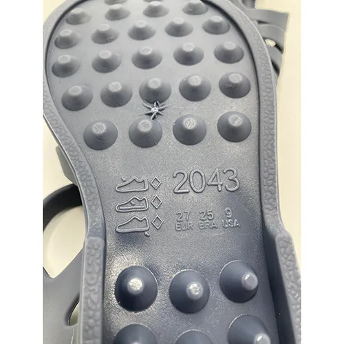 Sandale din plastic, destinate copiilor. Produs vândut online, în special prin billigaboden.se.