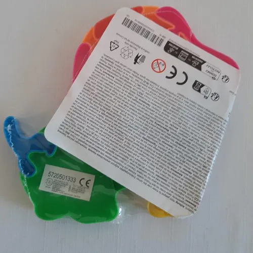 Covor de puzzle din plastic, format din zece piese, în diferite culori, în formă de câine.