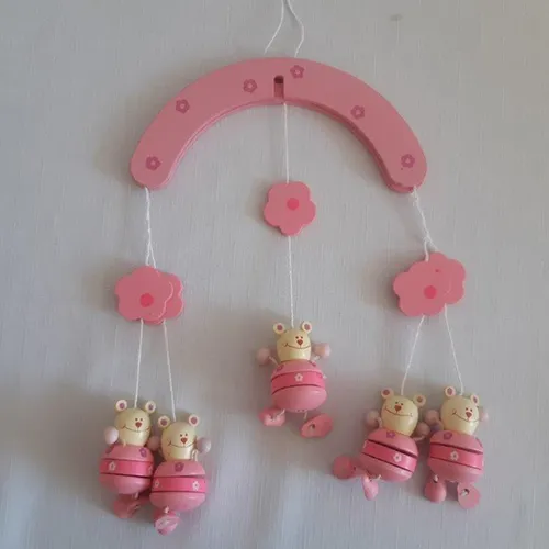 Jucărie din lemn roz cu cinci figurine de ursuleț de pluș.