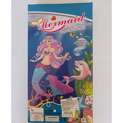 Două păpuși sirene de diferite mărimi, cu păr colorat, o perie de păr din plastic și o stea de mare din plastic.