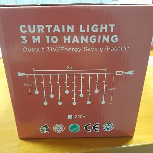 Lanț de lumină ornamental cu bile de plastic transparente care conțin 150 de surse de lumină cu LED-uri neînlocuibile.