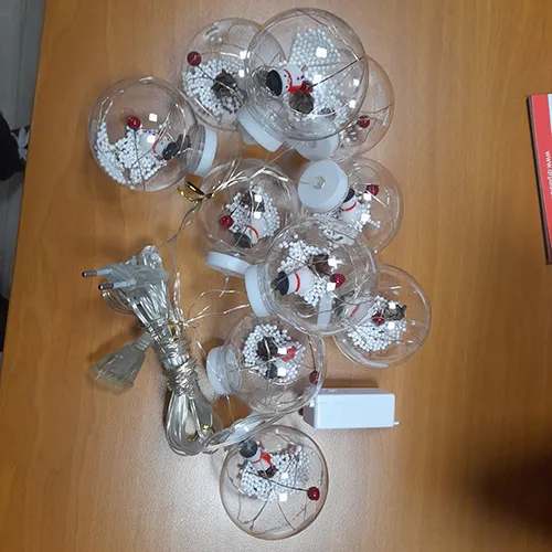 Lanț de lumină ornamental cu bile de plastic transparente care conțin 150 de surse de lumină cu LED-uri neînlocuibile.