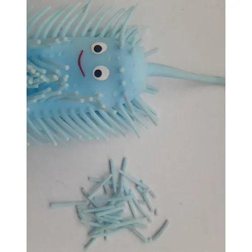 Jucărie antistres, în formă de omidă albastră, din plastic moale. În interiorul jucăriei se află o minge de plastic care se aprinde atunci când este lovită.