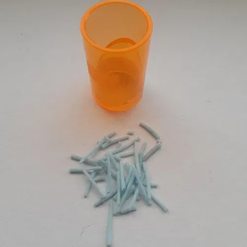 Jucărie antistres, în formă de omidă albastră, din plastic moale. În interiorul jucăriei se află o minge de plastic care se aprinde atunci când este lovită.