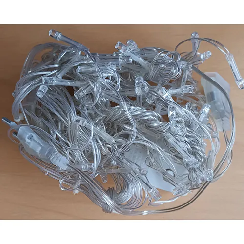 Lanț de iluminat cu surse de lumină LED neînlocuibile și un dispozitiv pentru schimbarea modurilor de iluminare.