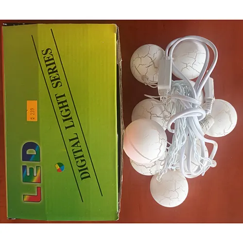 Șir de lumini cu LED-uri încapsulate în sfere de plastic alb.