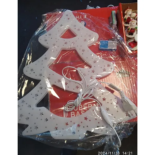 Lanț de iluminat în formă de copac alb, decorat cu stele.