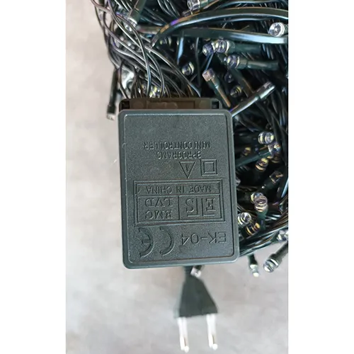 Lanț de iluminat extensibil echipat cu o unitate de comandă cu 8 funcții. Produsul conține 500 de lumini LED și are o lungime de 38m.