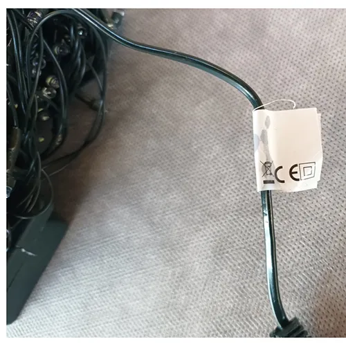 Lanț de iluminat extensibil echipat cu o unitate de comandă cu 8 funcții. Produsul conține 500 de lumini LED și are o lungime de 38m.