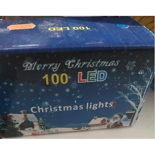 Lanț de iluminat format din 100 de surse de lumină cu LED-uri neînlocuibile și un dispozitiv pentru schimbarea modurilor de iluminare.