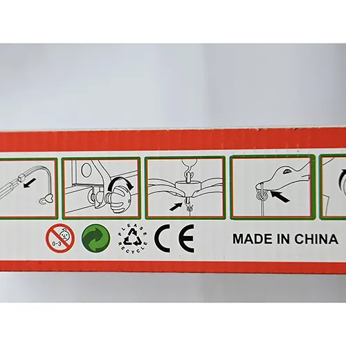 Carusel muzical agățat. Setul are mai multe zornăitoare colorate legate cu un șir și cu o minge mică în partea de jos a fiecăruia.