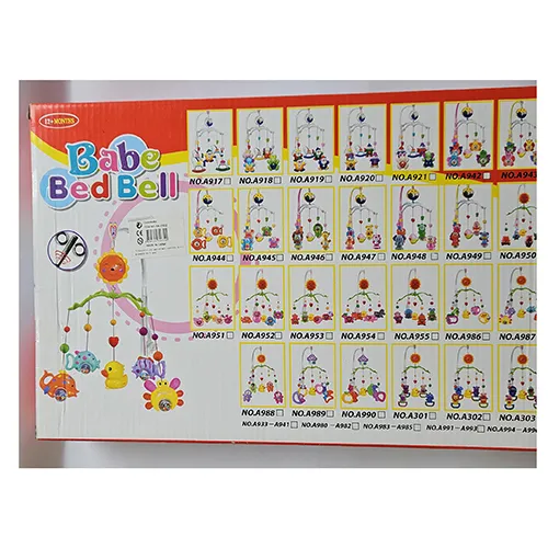 Carusel muzical agățat. Setul are mai multe zornăitoare colorate legate cu un șir și cu o minge mică în partea de jos a fiecăruia.