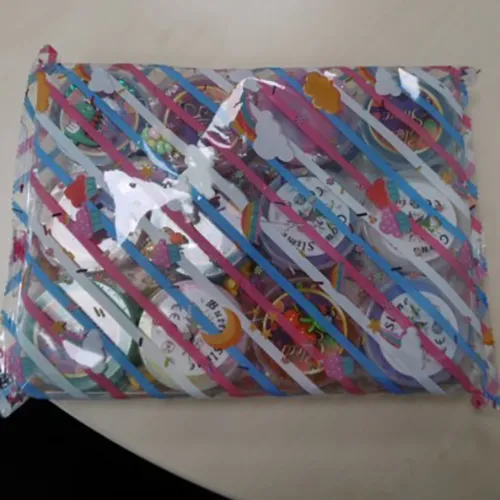 Douăsprezece vase de mâzgă colorată de jucărie cu saci mici de decorațiuni. Produs vândut online, în special prin intermediul Amazon (ASIN: B0D6Z7HC9M).