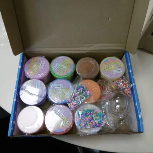 Set de jucării din m&acirc;zgă format din zece vase de m&acirc;zgă și diverse accesorii și forme. Produs v&acirc;ndut online, &icirc;n special prin intermediul Amazon (ASIN: B0BQHZW3DH).