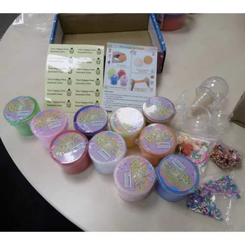 Set de jucării din m&acirc;zgă format din zece vase de m&acirc;zgă și diverse accesorii și forme. Produs v&acirc;ndut online, &icirc;n special prin intermediul Amazon (ASIN: B0BQHZW3DH).