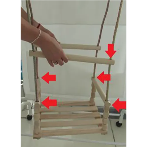 Leagăn agățat pentru copii, cu o structură formată din pereți despărțitori mobili din lemn prin care trece o frânghie, echipată cu un scaun cu o barieră. Sistemul de agățare constă dintr-o frânghie ancorată în fiecare colț al leagănului și se termină în doi conectori cu inele.